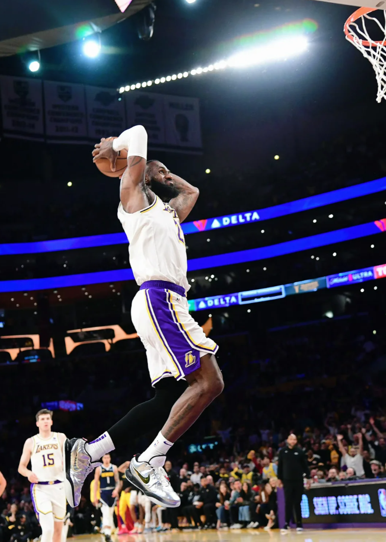 九游娱乐平台-包含NBA季后赛今夜走向成谜，马赛扳平良机，目标明确，更衣室氛围转暖的词条