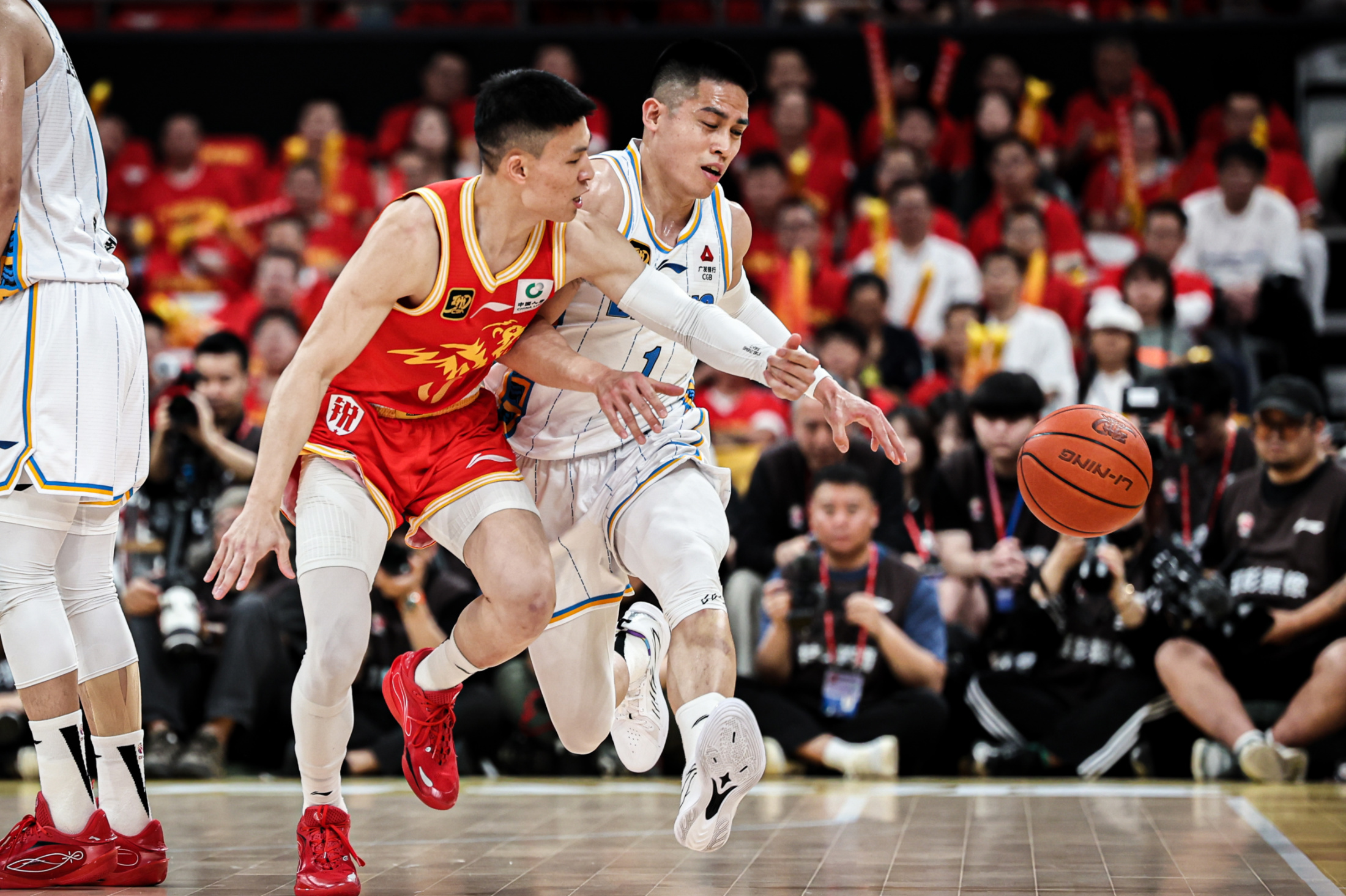 九游游戏中心-加时末段广东宏远豪取连胜：CBA常规赛节点到来；赛场秩序良好；年轻球员得到机会的简单介绍